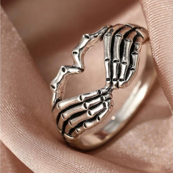 🆕 Skeleton Heart Ring - Picture 1 of 5